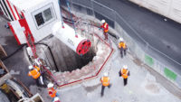 Installation du microtunnelier - Descente dans le puit d'entrée à l'aide d'une grue.