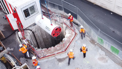 Installation du microtunnelier - Descente dans le puit d'entrée à l'aide d'une grue.